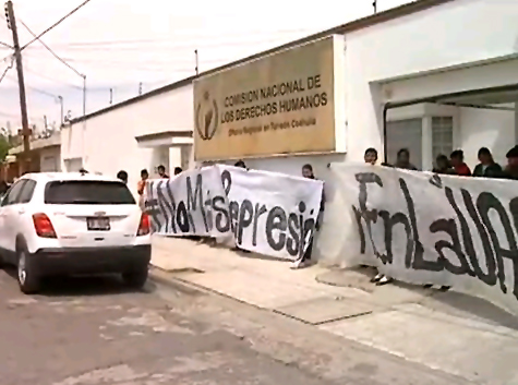 Con mantas y pancartas se plantaron afuera de la delegación de la CNDH.