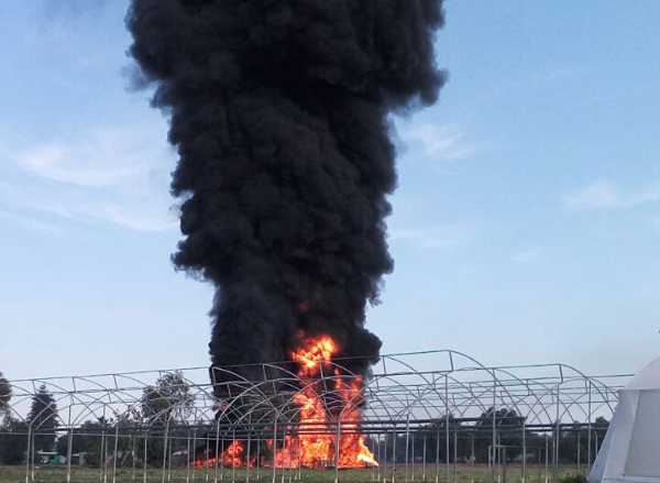 Pemex informó que bomberos de Tecamachalco, Tepeaca y Puebla apoyan a personal de Contraincendio de la empresa para controlar el incendio.