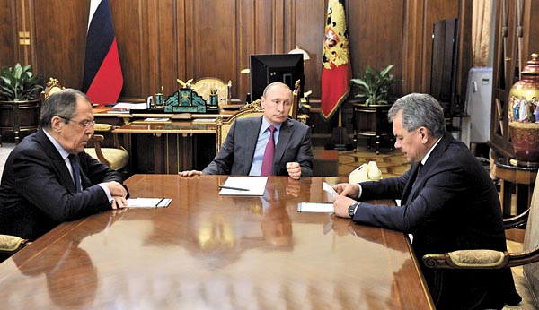 Putin (c) con sus ministros de Exteriores, Sergey Lavrov (i), y de Defensa, Serguei Shoygu en el Kremlin. 