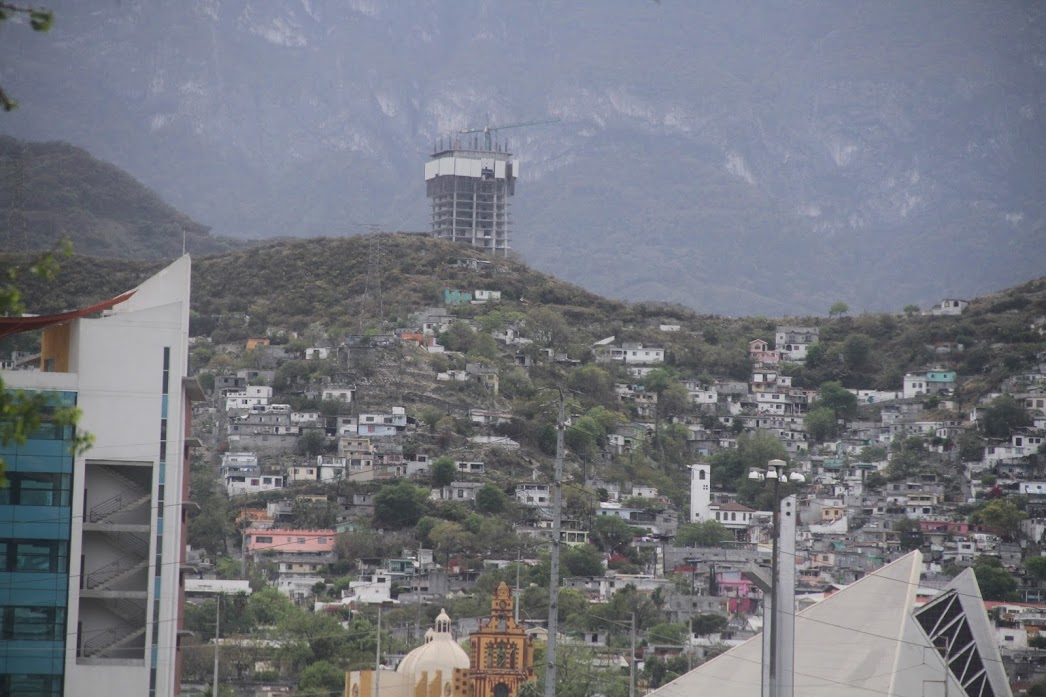 El rascacielos ubicado en Valle Oriente puede observarse desde el centro de Monterrey. 