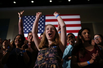 Simpatizantes de Hillary Clinton muestran su alegría al conocer los resultados favorables a la aspirante demócrata, en West Palm Beach, Florida