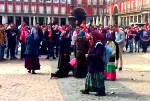 Una mujer hace flexiones por unas monedas 