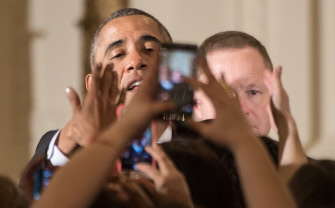 Barack Obama saluda a los asistentes a una recepción para el Mes de la Historia de la Mujer en la Casa Blanca, en Washington