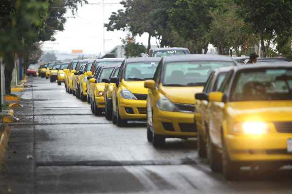 De acuerdo al diputado Alejandro Hermosillo, ninguno de los diez mil permisos de taxis están vigentes.