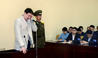 El estudiante estadunidense Otto Frederick Warmbier (i), rompió a llorar durante el juicio en su contra en la Corte Suprema de Pyongyang