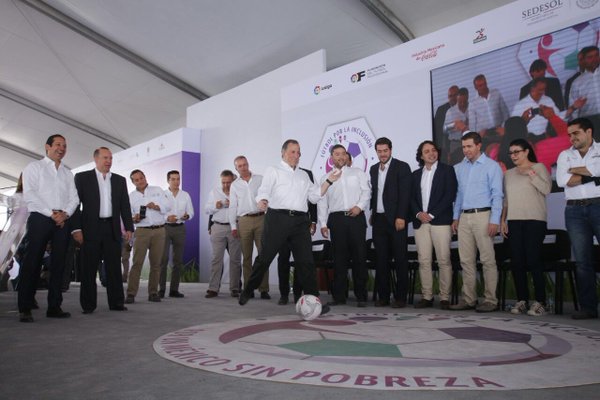 Meade dio la patada inicial del programa Futbol por la Inclusión. 