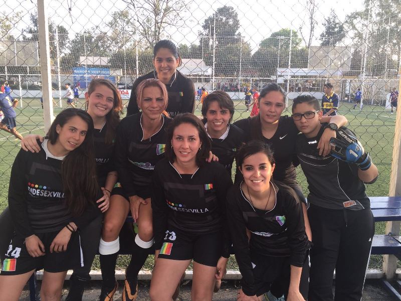 Nallely Meza con su equipo 
