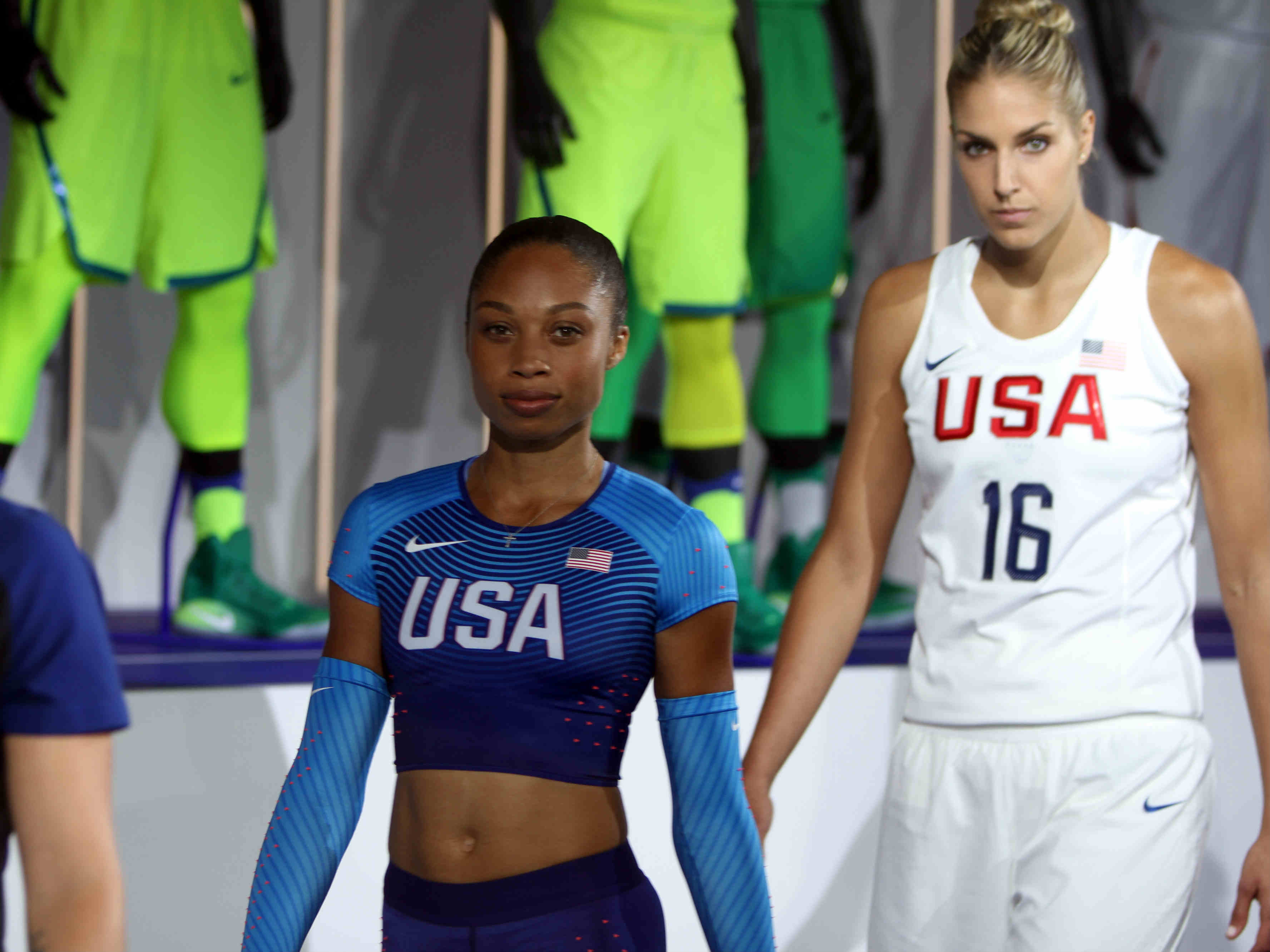 Alysson Felix (centro) presentó los uniformes de Atletismo