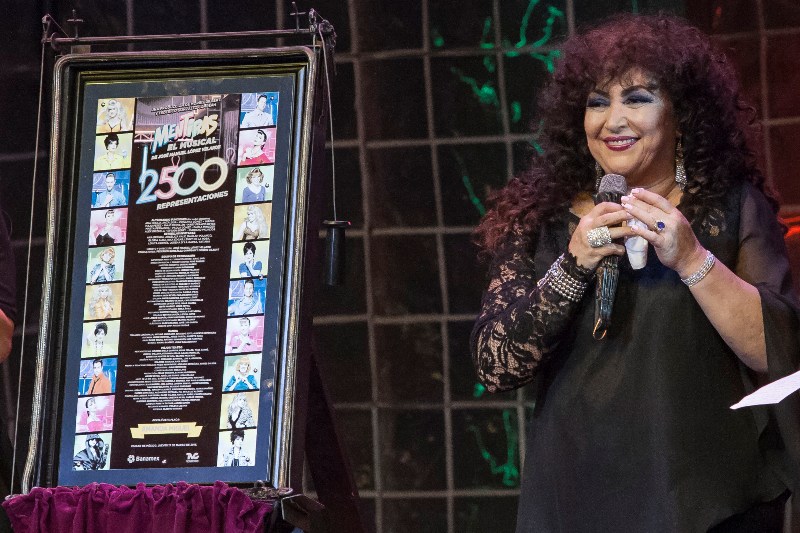 Amanda Miguel develó la placa conmemorativa. 