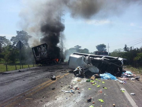 Chocan un trailer y una combi del servicio público en la carretera Villahermosa-Frontera; hay  seis muertos y dos heridos.