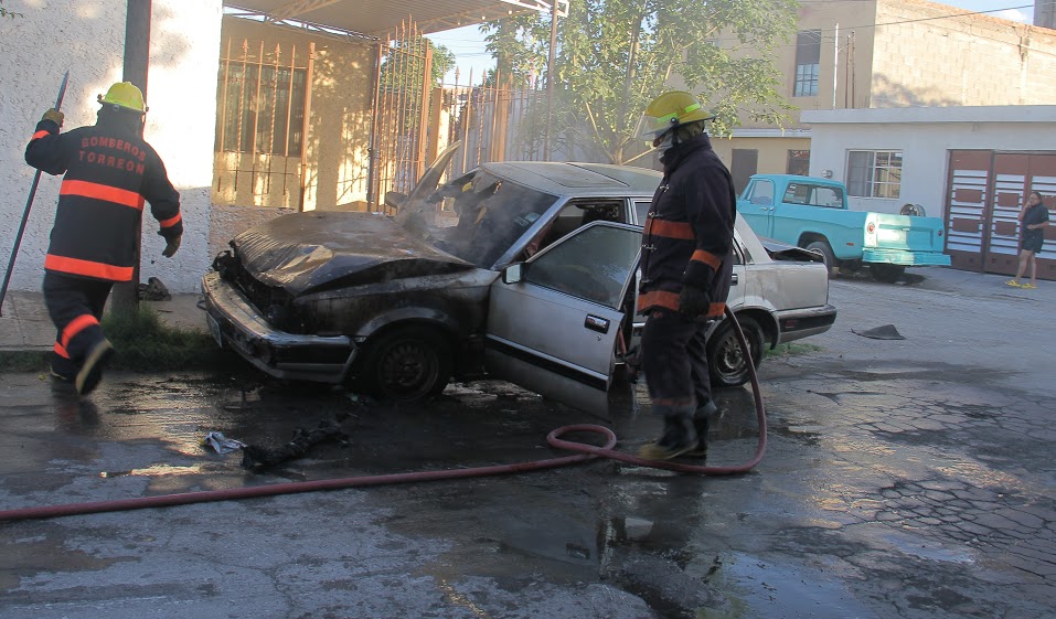 Un corto circuito en el motor provocó que un auto ardiera en llamas en la colonia El Tajito de Torreón.