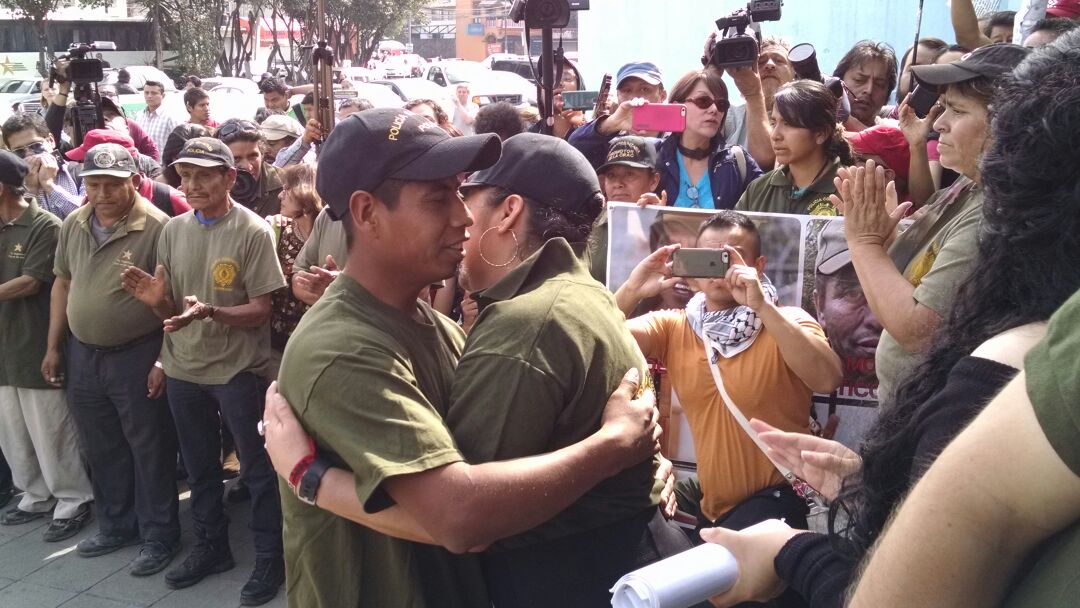 Familiares y amigos la recibieron afuera del Centro Femenil de Readaptación Social Tepepan, en la Ciudad de México.