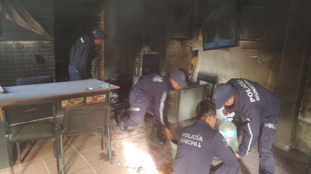 La policía desconoce quiénes incendiaron las oficinas.