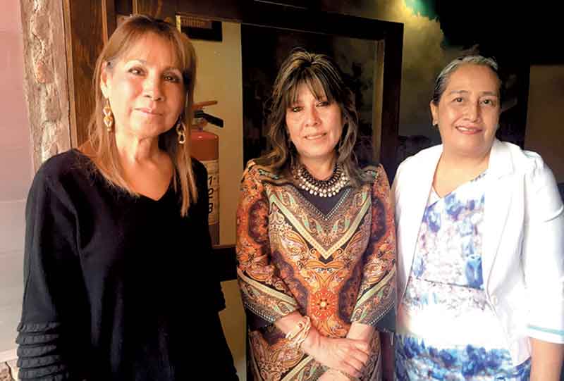 Las pacientes Elba Luz Mendoza y Lourdes González flanquean a la doctora María Teresa Rizo.