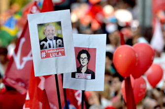 Simpatizantes y militantes del Partido de los Trabajadores se manifiestan en favor de Lula y Dilma Rousseff en el centro de Sao Paulo