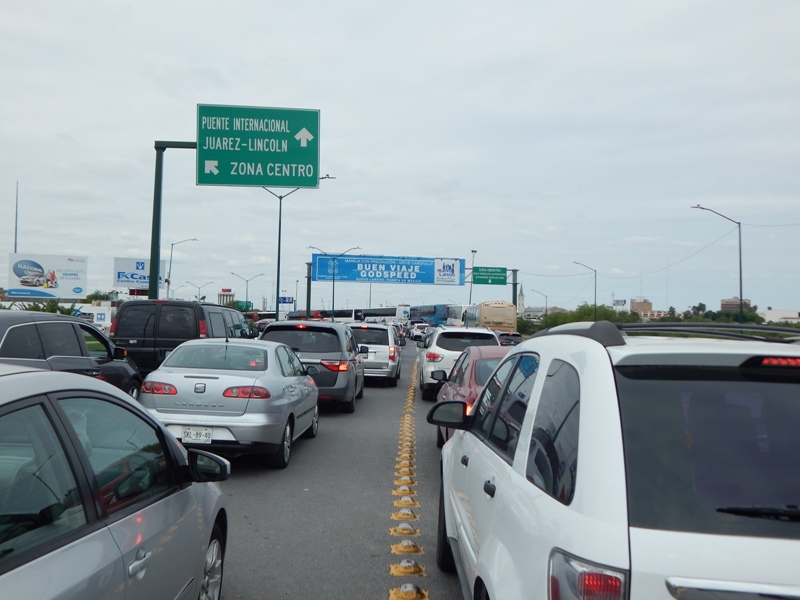 Afluencia en puentes internacionales rumbo a EU.