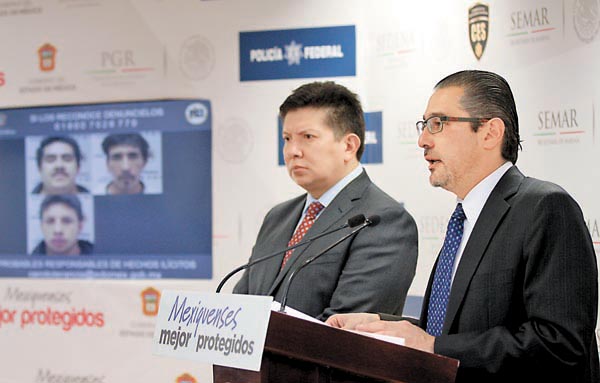 Alejandro Gómez, procurador del Edomex, habla en conferencia de prensa; a su lado, el subprocurador de la entidad, Germán García.