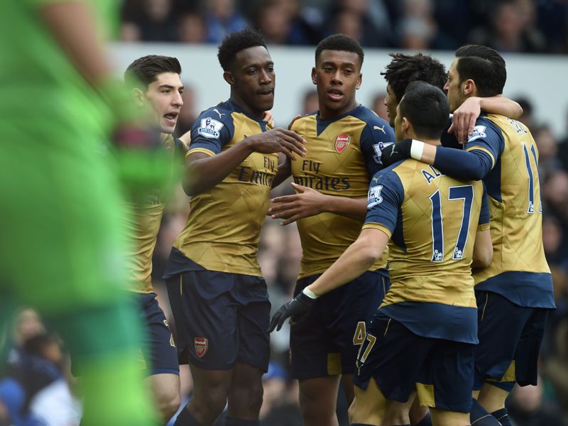 Arsenal festeja una anotación que los mantiene en la pelea por la Premier League 