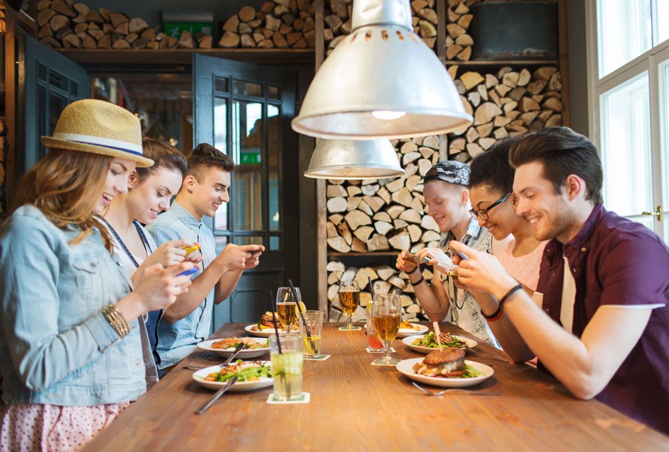 Los expertos predicen que en poco tiempo las cervezas artesanales conquistarán a las cafeterías, consideradas los puntos de reunión favoritos de las n