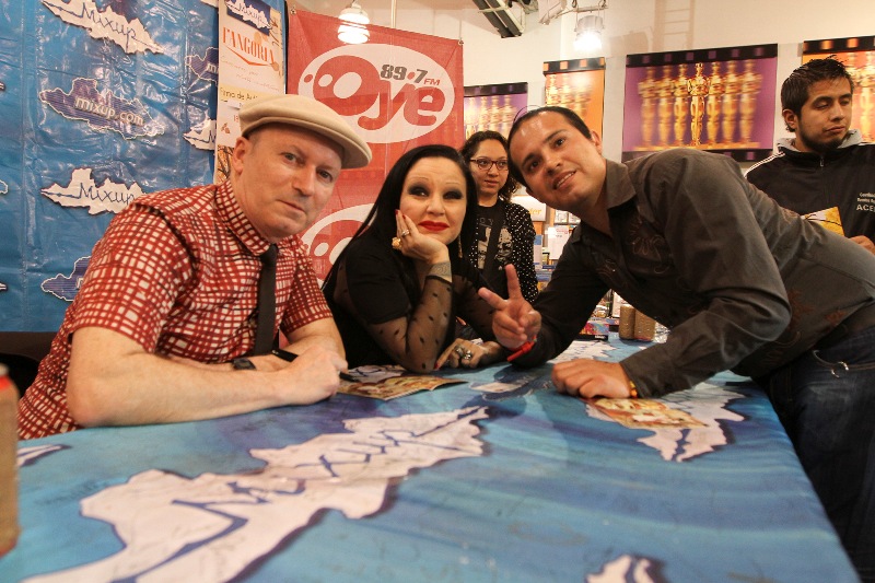 Fangoria setomó fotografías con su público. 