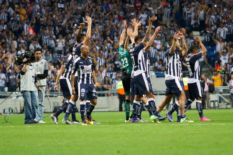 Jugadores de Monterrey celebran tras ganar el clásico norteño a Tigres