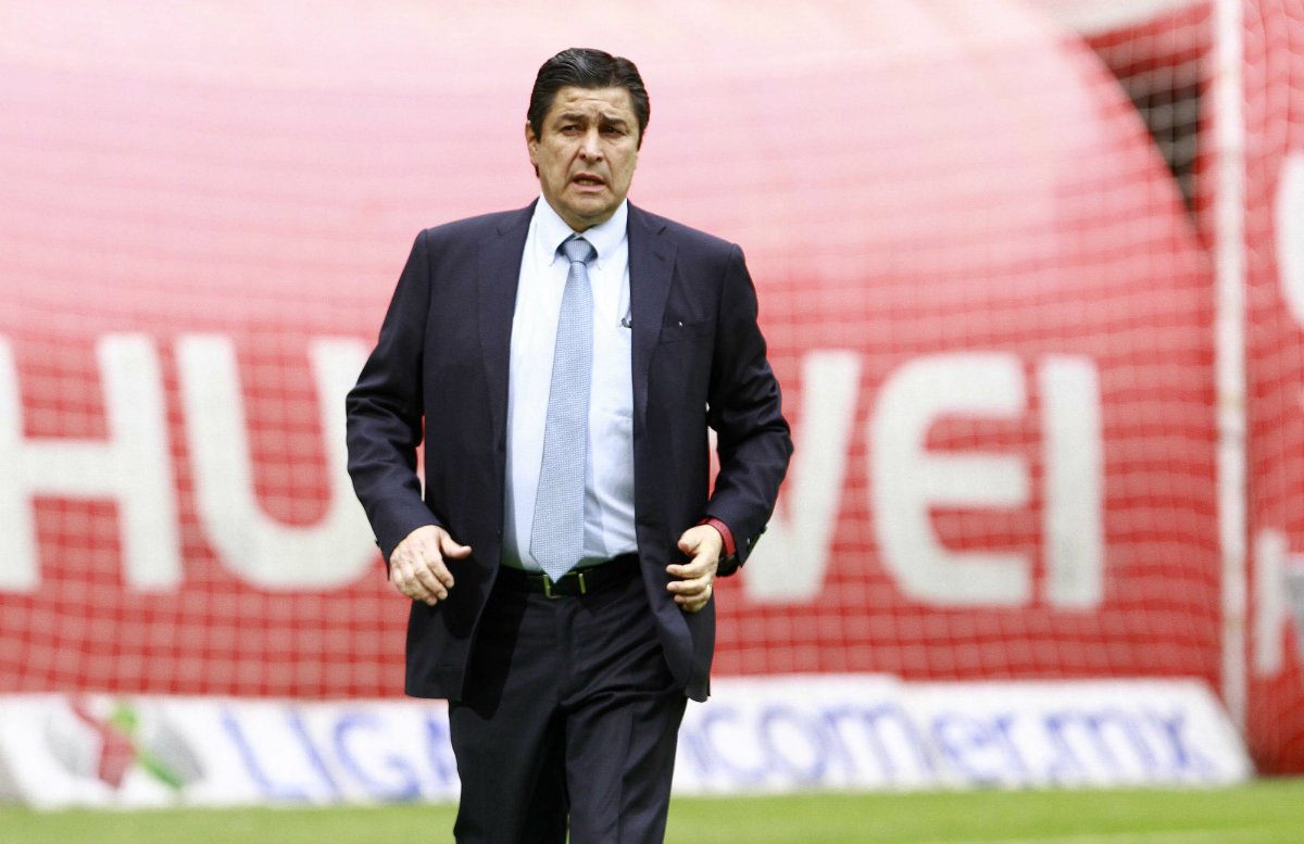 Luis Fernando Tena entrando a la cancha del Estadio Azteca