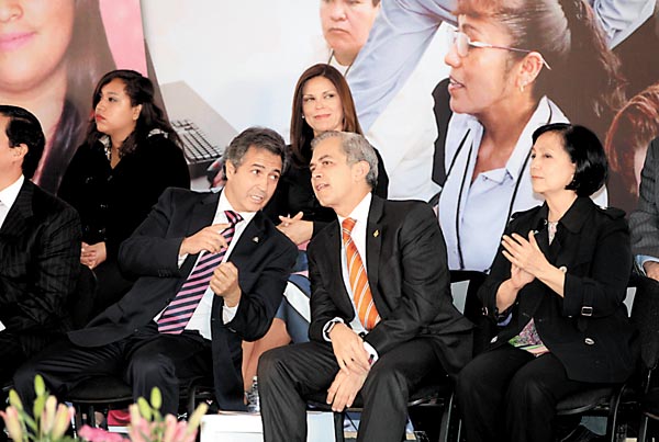 Miguel Ángel Mancera, acompañado de José Luis Beato, de la Coparmex, y de Amalia García.