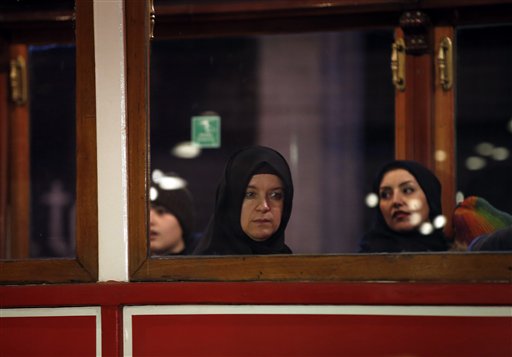 Dos mujeres miran desde un tranvía hacia el lugar de la explosión, en la plaza Taksim