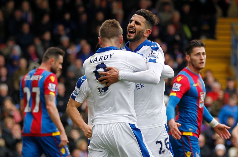 Riyad Mahrez celebra su gol con Jamie Vardy