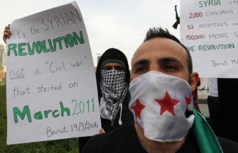 Sirios y libaneses muestran pancartas durante una manifestación en Beirut para conmemorar los cinco años del inicio de la rebelión en Siria