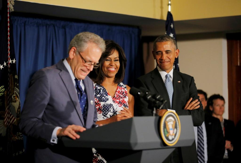 Jeffrey DeLaurentis, embajador de EU en Cuba, recibe a Barack y Michelle Obama en un hotel de La Habana. 