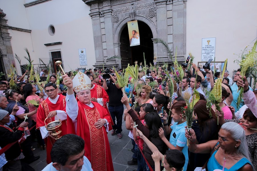Más de 2 mil fieles asistieron a la bendición de ramos en GDL