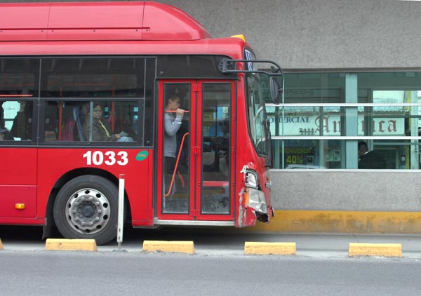 El exterior de las unidades de transporte también luce dañado. 
