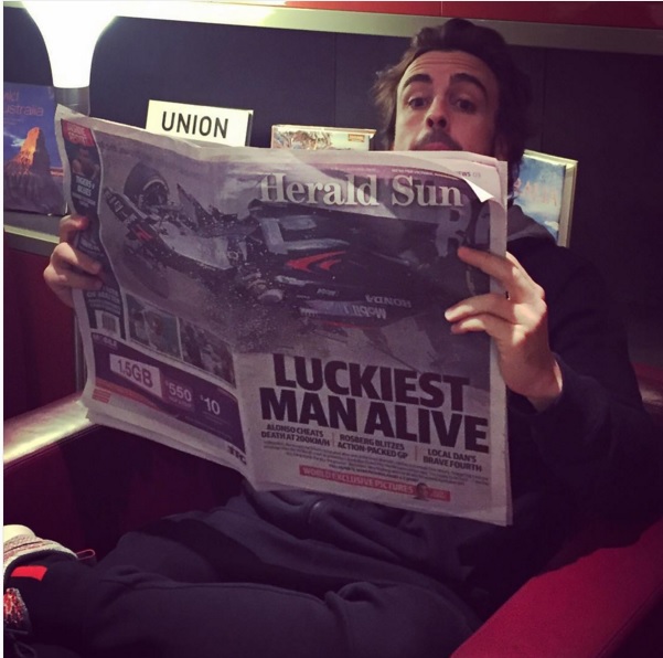 Fernando Alonso con un periódico 
