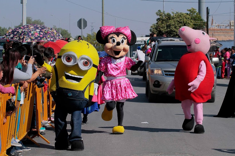 En la Plaza Mayor de Torreón se concentró una gran cantidad de gente para recibir el desfile.