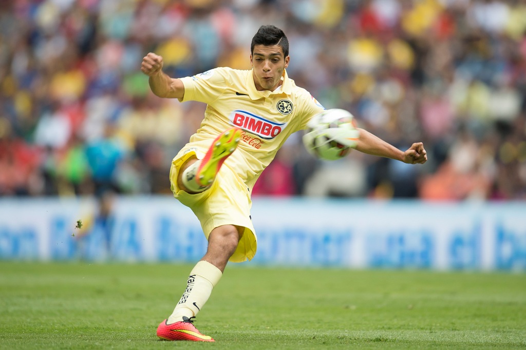 Raúl Jiménez en un partido con el América