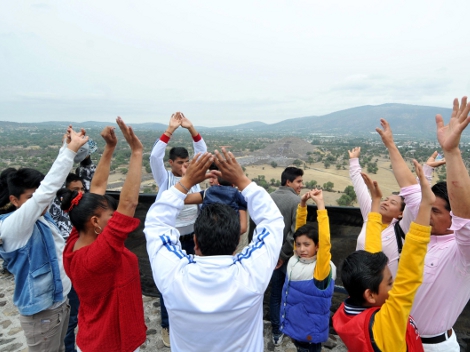 Turistas y pobladores se dieron cita para presenciar el equinoccio y cargarse de energía.