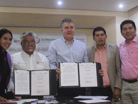 El alcalde Marco Antonio Leyva Mena, el director del IGIFE, Jorge Alcocer Navarrete y parte del cabildo de Chilpancingo en la firma del convenio para 