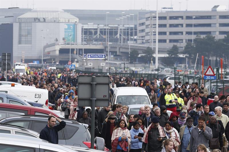 El aeropuerto de Bruselas fue desalojado por las explosiones