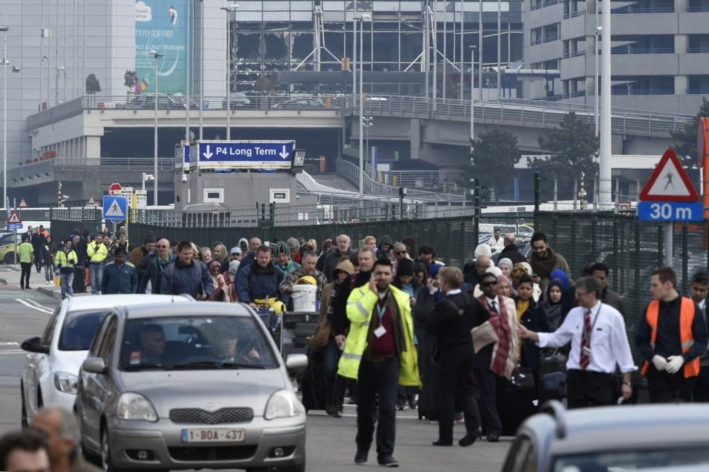 Tras las dos explosiones registradas en el aeropuerto internacional de Bruselas, Bélgica, la gente fue evacuada. 
