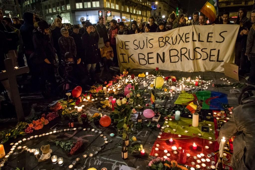 Frente a la Bolsa de Bruselas colocaron velas, flores y letreron en los que se leía "I AM BRUSSELS" (Yo soy Bruselas). 