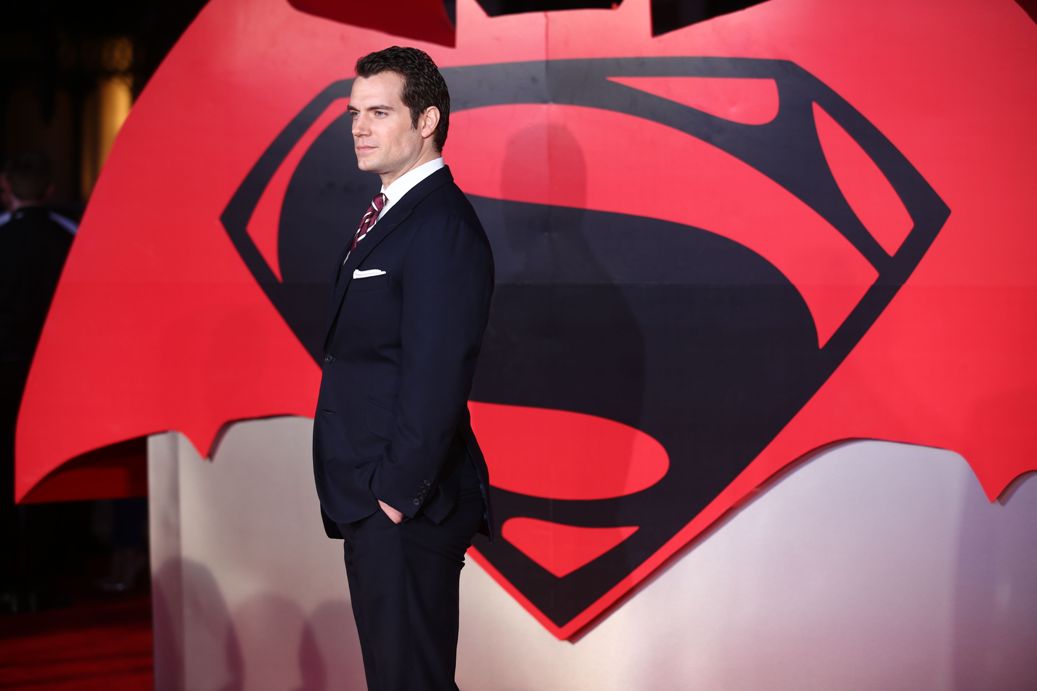 Henry Cavill a su paso por la alfombra roja. 
