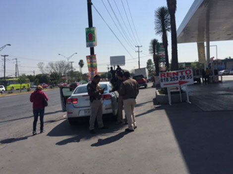 El hombre trabaja en la gasolinera ubicada sobre la avenida Pablo Livas, en la colonia Valle de la Silla, en Guadalupe. 
