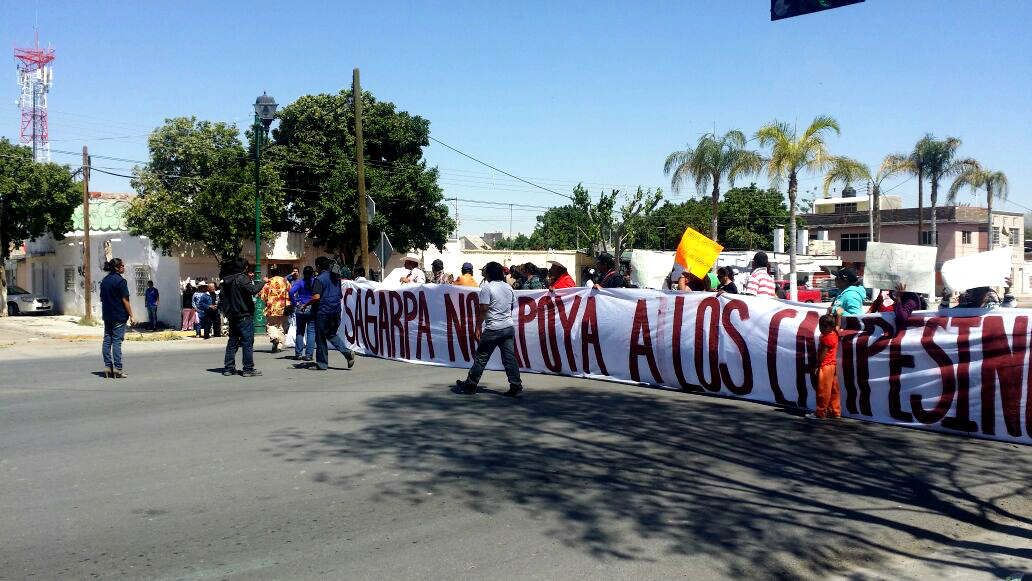 Miembros de Antorcha Campesina de Viesca, bloquearon el Bulevar Miguel Alemán en Lerdo.