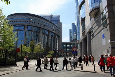 El Parlamento Europeo se localiza a unos metros de la estación de metro Maalbeek. 