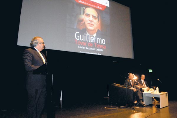 Pedro Ochoa, director del Cecut, encabezó el tributo al estudioso.