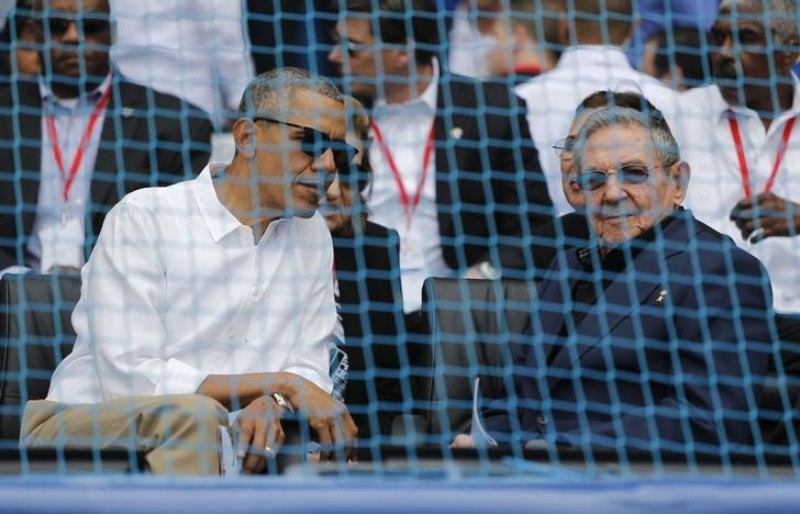El presidente de EU, Barack Obama, y el presidente cubano, Raúl Castro, asisten a un partido de beisbol de exhibición en La Habana