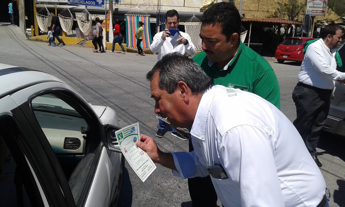 Cosme Leal Cantú y Felipe de Jesús Hernández reparten volantes por brigada ecológica. 