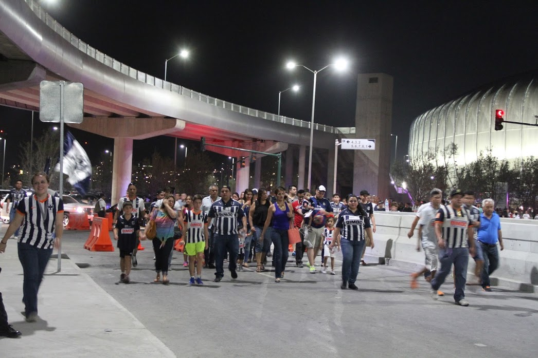 En el lugar se hacen filas de hasta 300 metros de largo y avanzan demasiado lentas. 