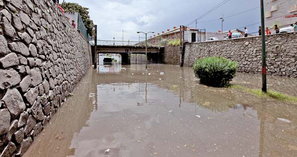  Por falta de captación de líquido, la precipitación pluvial termina mezclada con aguas negras.